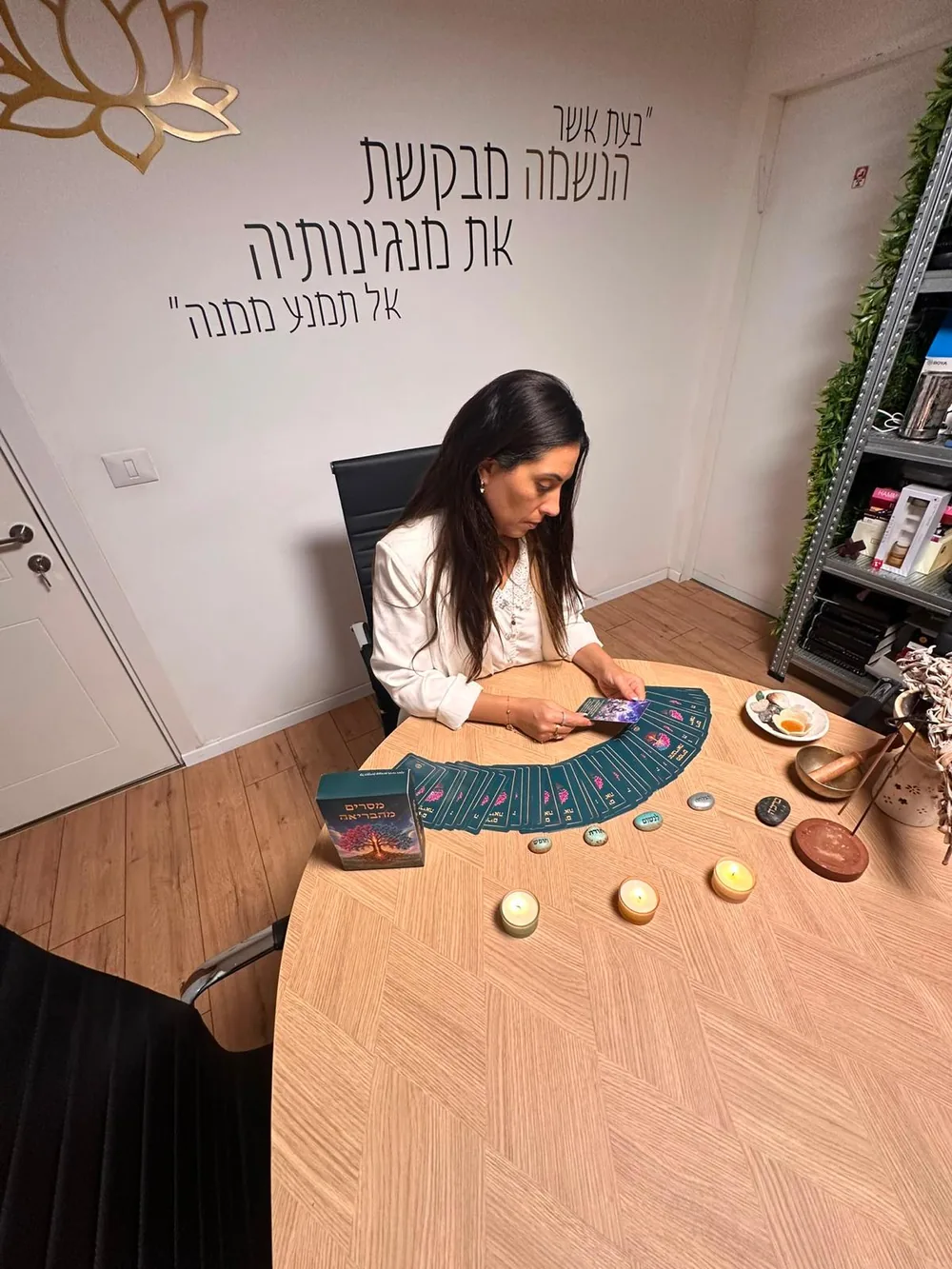 דידי רוקח במשרד עם פריסת קלפים