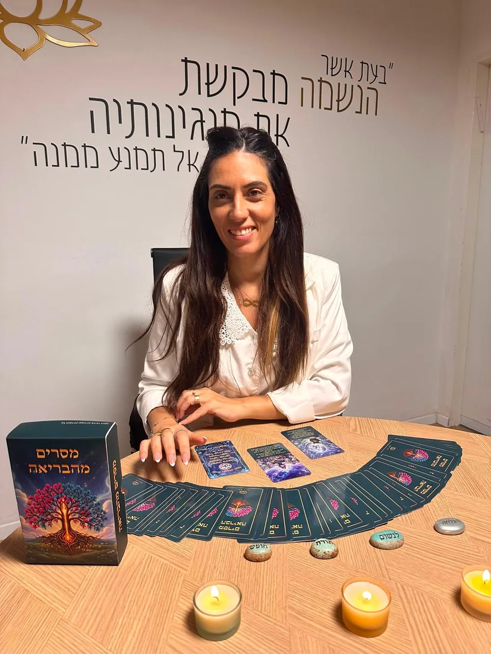 דידי רוקח פורשת את הקלפים על השולחן