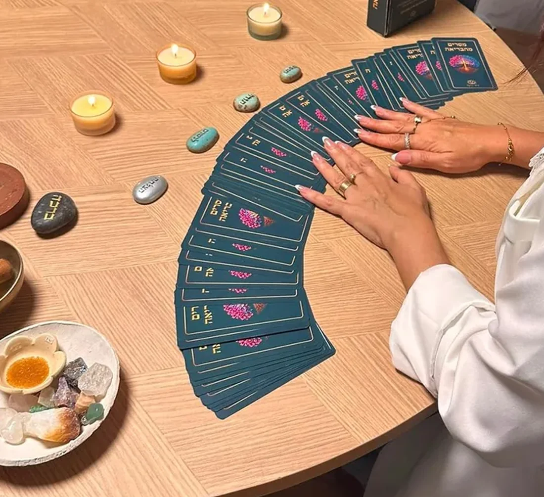 חמישים קלפי הערכה פרושים על השולחן